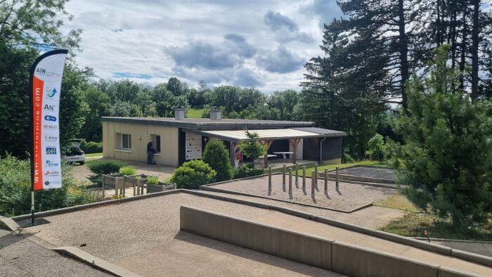 💡🏡 En tant quartisan électricien, jai eu lhonneur de participer à la 30ième rencontre des Ainterpos qui sest tenue hier à la **COMMUNE DE PLATEAU DHAUTEVILLE**. Plus de 30 acteurs engagés se sont réunis pour une journée dédiée à laccessibilité des logements.

La première partie de la journée a été consacrée à la découverte de la **Villa Renaissance**, la première villa thérapeutique de France. Jai été impressionné par la technologie et les matériaux utilisés pour rendre ce bâtiment pratique, efficace et économe en énergie. Tout est conçu pour être contrôlé via smartphone, de léclairage à la température, en passant par les volets et les meubles adaptés.

La table ronde sur laccessibilité et ladaptabilité des logements pour les personnes à mobilité réduite a été particulièrement enrichissante. Nous avons exploré des sujets cruciaux tels que larchitecture inclusive, laccompagnement professionnel et les aides financières disponibles pour les adaptations de logement.

Un grand merci à Mme Marine DESMURS pour sa visite guidée, ainsi quà Bruno Pernici, Pedro Mariano et Megan RIEDINGER pour leurs interventions éclairées.

#Ainterpos #Accessibilité #Inclusion #Innovation #ArtisanÉlectricien #CAPEB #capeb01  #handibat